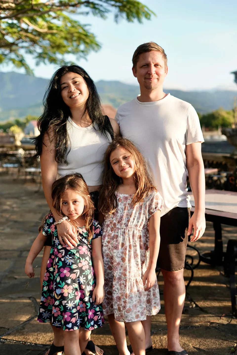 Martin und Jen mit ihren Töchtern Lili und Alina, gemeinsam draussen